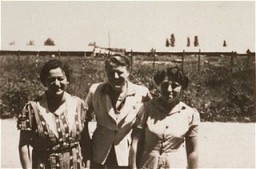 Une femme (à droite) incarcérée au camp de Gurs se tient avec deux délégués Quakers qui travaillaient pour l’American Friends Service Committee (le Secours Quaker américain). Gurs, France, après janvier 1941.