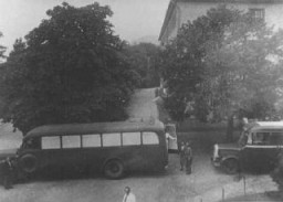 Bus utilisés pour le transport de patients vers le centre d’”euthanasie” d’Hadamar. Les fenêtres étaient peintes pour empêcher les gens de voir les personnes à l’intérieur. Allemagne, entre mai et septembre 1941.