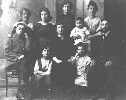 Portrait of a Jewish family. Pinsk, Poland, ca. 1922.