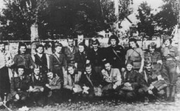 أنصار يهود يتشكلون لالتقاط صورة جماعية في جبال الكاربات. تشيكوسلوفاكيا ، بين 1943 و 1945.