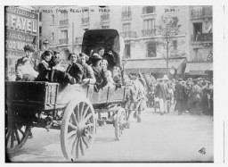 Yirminci yüzyılın ilk büyük uluslararası çatışması olan I. Dünya Savaşı sırasında Paris’teki Belçikalı mülteciler. Paris, Fransa, 1914.