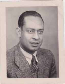 ڈاکٹر محمد ہیلمی کا پورٹریٹ۔ ہیلمی ایک مصری ڈاکٹر تھے جو برلن میں رہائش پزیر تھے۔ اُنہوں نے ایک مقامی جرمن خاتون  فریڈہ سزٹرمین کے ساتھ ملکر ایک یہودی خاندان کو بچایا۔
 