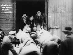 Евреи были депортированы из Кавала, Серрес и Драма, расположенных на территории Македонии, оккупированной болгарскими войсками. Около 3000 евреев были доставлены в Драма и погружены в вагоны без пищи и воды для транспортировки в лагерь в Горна Джумая. Вероятно, потом евреи были доставлены в болгарский порт Лом на реке Дунай, где они сели на корабли, отплывающие в Вену. Оттуда нацисты депортировали их в лагерь смерти Треблинка.