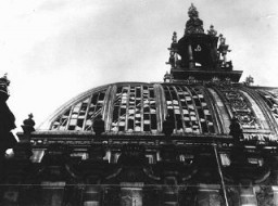 Dôme de l’immeuble du Reichstag (Le parlement allemand), pratiquement détruit par un incendie le 27 février 1933. Hitler se servit de cet incendie volontaire pour convaincre le président Hindenburg de déclarer l’état d’urgence, suspendant les garanties constitutionnelles. Berlin, Allemagne, 1933.