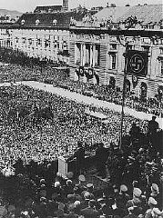 Hitler s’adresse à une foule enthousiaste sur l’Heidenplatz à Vienne après que l’Allemagne a annexé l’Autriche (l’Anschluss). Autriche, 15 mars 1938.