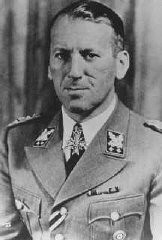 Le général SS Ernst Kaltenbrunner occupait les fonctions de chef du RSHA (Office principal de Sûreté du Reich, de chef de la Police de Sûreté nazie (Sipo) ainsi que celles de chef du SD (Service de Sécurité). Allemagne, 1943.