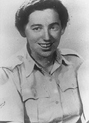 Haviva Reik, une parachutiste de Palestine, avant son départ en mission pour aider les Juifs en Slovaquie. Elle fut capturée et exécutée par les nazis. Palestine, probablement avant septembre 1944.