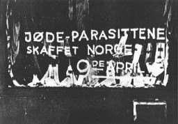 Graffiti antisémite sur la vitrine d’une boutique : “Le parasite juif a vendu la Norvège le 9 avril [Le jour de l’invasion allemande en 1940].” Norvège, vers 1940.