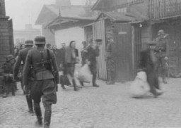 Au cours de la révolte du ghetto de Varsovie, des soldats allemands raflent des Juifs dans des usines pour les déporter. Ghetto de Varsovie, Pologne, avril ou mai 1943.