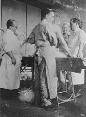 아우슈비츠 수용소의 블록 10에서 수감자에 대한 생체 실험을 실시한 나치 의사 칼 클라우버그(왼쪽). 폴란드, 1941년부터 1944년 사이.