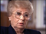 에스더(Esther)는 폴란드 헤움의 유태인 중산층 가정에서 태어났다. 1942년 12월, 에스더는 폴란드 점령 지역의 소비보르 집단 학살 수용소로 이송되었다. 소비보르에 도착하였을 때, 에스더는 물건 분류 작업반에서 일하도록 선발되었다. 그녀는 수용소에서 죽임을 당한 사람들의 소지품과 의복들을 분류하였다. 1943년 여름과 가을, 에스더는 소비보르 수용소 폭동을 계획하고 탈주하기로 한 수감자들에 가담하였다. 레오 펠트헨들러(Leon Feldhendler)와 알렉산드르 (샤사) 페흐르스키[Aleksandr (Sasha) Pechersky]가 이러한 계획의 주모자들이었다. 1943년 10월, 폭동은 진압되었다. 독일인과 우크라이나인들로 구성된 경비원들은 미처 정문을 빠져 나가지 못해서 수용소 주변의 채광 지역으로 탈출하려고 한 수감자들에게 총격을 가하였다. 약 300명의 수감자들이 탈출하였다. 이 중 약 100여명이 다시 체포되어 총살당했다. 에스더는 성공적으로 탈출하여 살아남았다.