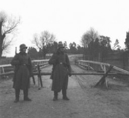 Deux sentinelles allemandes montant la garde à Augustow sur la ligne de démarcation entre la Pologne occupée par les Soviétiques - et celle occupée par les Allemands. Septembre 1939.