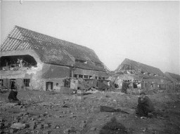 Vista de las ruinas de los cuarteles centrales (Boelke Kaserne) del campo de concentración de Nordhausen. Esta fotografía fue tomada después de la liberación. Alemania, abril de 1945.