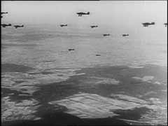 Los Junkers (Ju) 87, conocidos como "Stuka", encabezaron los ataques del Blitzkrieg ("guerra relámpago"), decisivos en la campaña occidental en 1940. Los bombarderos Stuka apoyaron de cerca a las fuerzas terrestres alemanas. Destruyeron los puntos fuertes enemigos, sus aviones y campos aéreos y propagaron el pánico en las retaguardias. Aunque los Stukas fueron atacados lenta y fácilmente por los cazas de los Aliados, probaron ser devastadoramente efectivos en las invasiones alemanas a Polonia y Europa occidental, donde Alemania gozó de la superioridad en el aire. Los Stukas causaron terror entre las fuerzas terrestres aliadas, que supieron reconocer el revelador chillido del descenso en picada de un bombardero. Este fragmento de un noticiero alemán muestra el ataque de un Stuka durante la invasión de Alemania a los Países Bajos en 1940.