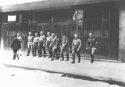 Tropas de choque (SA) nazistas bloqueiam a entrada de um prédio sindical por eles ocupado. Destacamentos das SA invadiram centrais sindicais por toda a Alemanha, forçando a dissolução daquelas instituições. Berlim, Alemanha, 2 de maio de 1933.