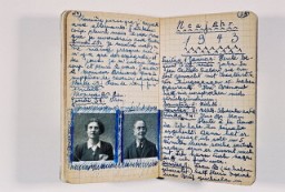 Σελίδα από το ημερολόγιο του Peter Feigl, ενός εβραιόπουλου που κρυβόταν στο προτεσταντικό χωριό Le Chambon-sur-Lignon. Οι φωτογραφίες απεικονίζουν τους γονείς του, που έχασαν τη ζωή τους σε κάποιο στρατόπεδο συγκέντρωσης. Το κείμενο είναι στα Γαλλικά και τα Γερμανικά. Le Chambon-sur-Lignon, Γαλλία, 1942-1943.