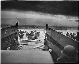 Les troupes américaines avancent difficilement dans l’eau sur une plage de Normandie le jour J, début de l’invasion alliée de la France pour former un second front contre les forces allemandes en Europe. Normandie, France, 6 juin1944.