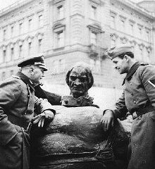 Гитлеровцы уничтожают символы польского государства. На фотографии немецкие солдаты стоят около сверженного памятника героям Грюнвальда в Кракове. Польша, 1940 г.