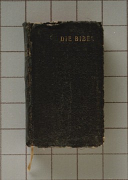 Las fuerzas soviéticas liberaron el campo de concentración de Sachsenhausen en abril de 1945. En el campo, soldados soviéticos encontraron esta edición alemana de la Biblia en un prisionero muerto, un testigo de Jehová. La Biblia fue enviada a familiares sobrevivientes del prisionero.