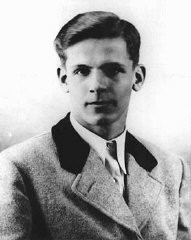 كريستوف بروبست, عضو من أعضاء فرقة الطلاب المعارضة. تم القبض على بروبست والحكم عليه بالإعدام من قبل المحكمة الشعبية. توفي في 22 فبراير 1943.