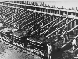 Forced labor at the Klinkerwerke near Sachsenhausen.