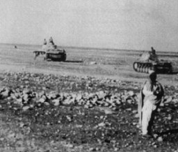 Des Panzers du Corps expéditionnaire allemand en Afrique d'Erwin Rommel, pendant une avancée contre les forces armées britanniques. Libye, 1941-1942.