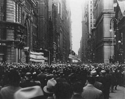 El día de las quemas de libros en Alemania, grandes multitudes marcharon desde el Madison Square Garden (Nueva York) para protestar contra la opresión nazi y la persecución de los judíos. Ciudad de Nueva York, Estados Unidos, 10 de mayo de 1933.