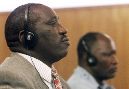 Le chanteur Simon Bikindi siège devant le Tribunal pénal international pour le Rwanda au cours de son procès pour incitation au génocide. Arusha, Tanzanie, 4 avril 2002.
