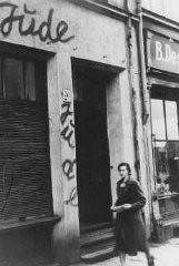 Graffiti antisémite sur une boutique appartenant à un Juif. Dantzig, 1939.