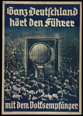 Плакат 1936 г. "Вся Германия слушает выступление Гитлера на радиостанции "Народное Радио". На  плакате – толпа, окружившая радиодинамик. Изображение динамика громадного размера символизирует интерес широких народных масс к нацистской пропаганде. Государственный архив Кобленца (Plak003-022-025).