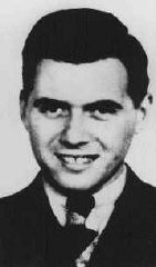 Josef Mengele, médico alemão e capitão da SS. Em 1943, ele foi nomeado médico de guarnição da SS (Standortartz) de Auschwitz. Como tal, ele era responsável pela diferenciação e seleção dos que serviam para trabalhar e dos que seriam destinados às câmaras de gás. Mengele também praticou experiências humanas em prisioneiros do campo, especialmente gêmeos. Local e data incertos.