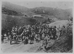 Osmanlı birlikleri sürgüne gönderilmekte olan Ermenileri koruyor. Osmanlı İmparatorluğu, 1915–16.