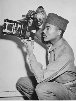 Scott foi designado para atuar como fotógrafo junto à Unidade 318 até junho de 1944
William A. Scott, III, logo após sua admissão no Forte Bening, no estado da Geórgia.  O soldado William Scott estava em Buchenwald quando aquele campo-de-concentração foi libertado pelas forças norte-americanas.
Scott foi designado para atuar como fotógrafo junto à Unidade 318 até junho de 1944.  Ele havia deixado Tuskegee, após passar por alguns testes, e havia sido designado para o Programa de Treinamento Especializado do Exército (ASTP) na Universidade de Howard, em Washington, D.C.  Ele e mais cinco colegas, dentre um contingente de 310 homens, completaram os nove meses do programa de treinamento básico em engenharia em apenas seis meses.  Scott foi enviado para servir no Batalhão de Engenharia de Combate 183, no Campo McCain, no estado do Mississipi (Grenada).   
 