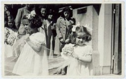 Denúncias sobre judeus escondidos, ou com nomes adulterados para escapar dos nazistas, chegavam às autoridades através de fontes diversas, algumas vezes através daqueles que se diziam seus "protetores".  Em 1944, estas duas menininhas judias, Eva e Liane Munzer, foram entregues à polícia devido a uma briga do casal que as abrigava: o marido denunciou as crianças e a esposa. Como consequência, as meninas foram enviadas para Auschwitz e lá foram assassinadas.