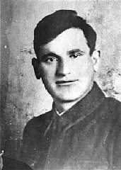 比耶尔斯基兄弟犹太游击队小组创始人埃索尔·比耶尔斯基 (Asael Bielski) 在纳利博基森林留影。他于 1944 年死于苏联前线。拍摄时间：波兰诺沃格鲁多克；拍摄时间：1941 年前。