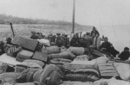 Photo prise lors de la déportation des Juifs vers le camp d’extermination de Treblinka. Lom, Bulgarie, mars 1943.