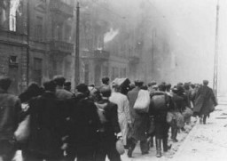 ワルシャワゲットー蜂起の間にゲットーから移送されるユダヤ人。1943年5月、ポーランド、ワルシャワ。
