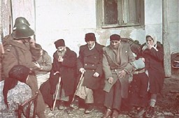Juifs du ghetto de Kichinev raflés pour être déportés en Transnistrie. Kichinev (aujourd’hui Chisinau), Bessarabie, Roumanie, 28 octobre 1941.