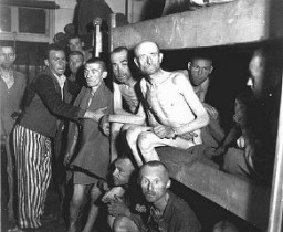 Sobrevivientes del subcampo Ebensee del campo de concentración de Mauthausen. Ebensee, Austria, 8 de mayo de 1945.