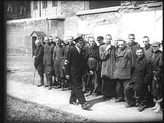 Après la mise en place du ghetto de Varsovie par les Allemands en 1940, le Judenrat (conseil juif) de Varsovie devint responsable de tous les services municipaux dans le périmètre du ghetto. Dans ces images prises par les Allemands, des prisonniers de la "prison juive" du ghetto courent dans la cour et marchent en rond pendant une inspection.