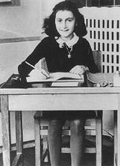 Anne Frank com 11 anos de idade, dois anos antes de se esconder dos nazistas. Foto tirada em Amsterdã, Holanda, 1940.