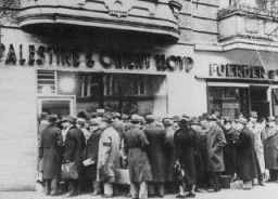 يشكّل اليهود الألمان الذين يحاولون الهجرة إلى فلسطين طوابير طويلة أمام وكالة فلسطين والشرق للسفر. برلين، ألمانيا، 22 يناير عام 1939.