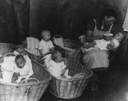 Fotografia de propaganda nazista mostrando um  jardim de infância para crianças alemãs, enfatizando a função materna na Alemanha.  Foto tirada na Alemanha, 1941.