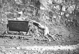 Un prisonnier juif-allemand du nom de Rosenthal pousse un wagonnet dans la carrière de pierre du camp de travail d'Im-Fout, au Maroc. Quelques ouvriers étrangers y vivaient, dont beaucoup tombaient malades en raison des conditions de vie médiocres. Im-Fout, Maroc, 1941-42. 