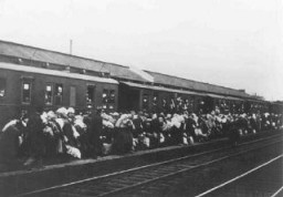 ترحيل يهود من بيلفيلد إلى ريغا في لاتفيا. بيلفيلد, ألمانيا. 13 ديسمبر 1941.