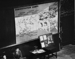 Фотографии, материальные свидетельства и карта, представленные в качестве доказательств в ходе Международного военного трибунала. Нюрнберг, Германия, между 20 ноября 1945 года и 1 октября 1946 года.
