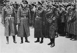 Офицеры СС фотографируются на фоне советских военнопленных, только что прибывших в лагерь. Концентрационный лагерь Маутхаузен, Австрия, 1941 год.