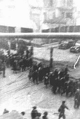 Déportation des Juifs du ghetto de Varsovie lors du soulèvement. Cette photo fut prise secrètement à partir d’un bâtiment adjacent au ghetto par un membre polonais de la résistance. Varsovie, Pologne, avril 1943.