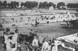 Kampa ek bina inşa eden zorunlu işçi olarak çalıştırılan mahkûmlar. Auschwitz–Birkenau, Polonya, 1942–1943.