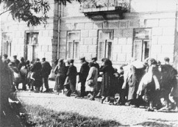 Judeus reunidos no gueto de Siedlce são forçados a marchar em direção à estação ferroviária para deportação para o campo de Treblinka. Siedlce, Polônia, 21 a 24 de agosto de 1942.